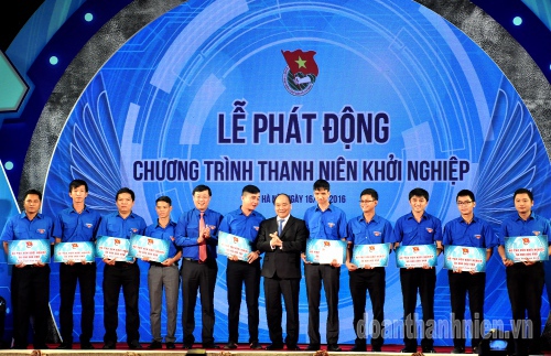 Thủ tướng Nguyễn Xuân Phúc và Bí thư thứ nhất BCH Trung ương Đoàn Lê Quốc Phong trao hỗ trợ kinh phí khởi nghiệp cho các bạn trẻ